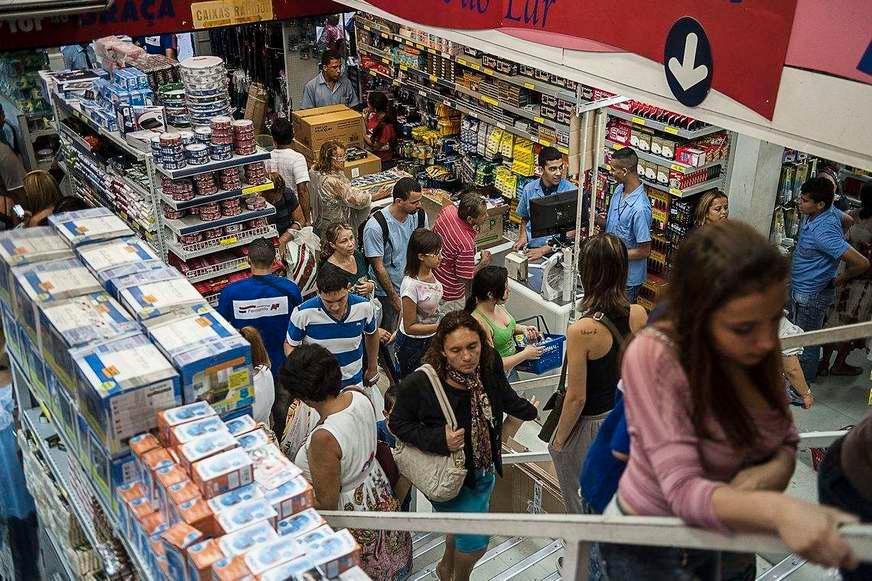 Confiança do comércio sobe 1,2 ponto em outubro, diz IBGE