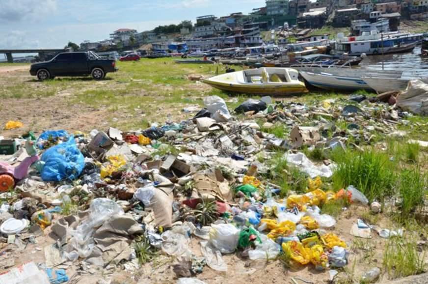 Rio baixa e lixo se acumula na orla do Educandos