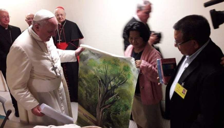 Papa é presenteado com obras da artista amazonense Rosa dos Anjos