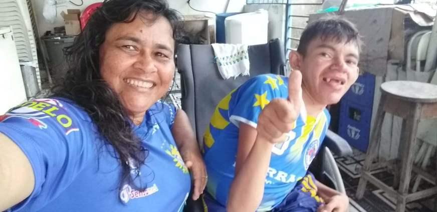 Mãe promove feijoada para comprar cadeira de rodas para filho deficiente