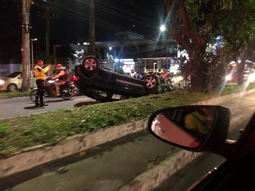 Veículo capota e para trânsito na avenida Efigênio Salles