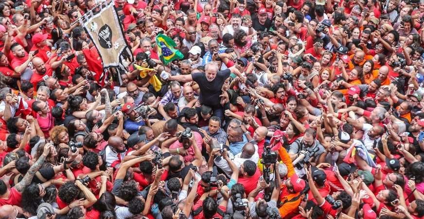 ‘Vermelho’ vira tema de celebrações