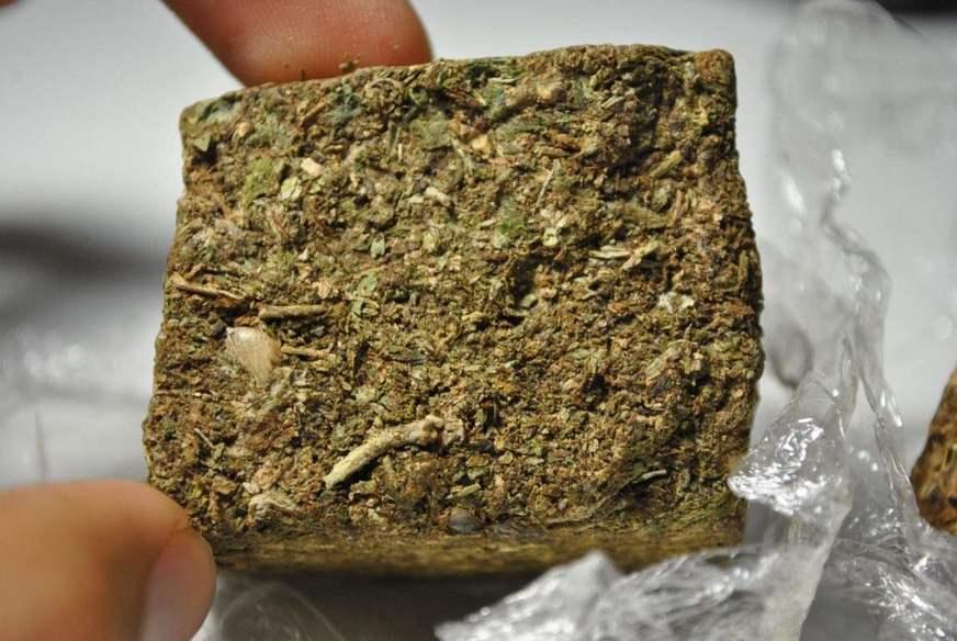 Bebê de 10 meses é internado com desmaio e vômitos após ingerir maconha