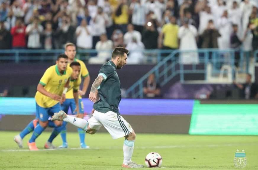 Messi marca e garante vitória da Argentina sobre o Brasil