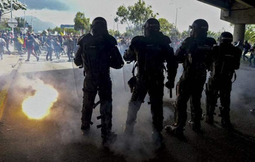 Colômbia tem 3º dia de protestos em meio a gás lacrimogêneo e feridos