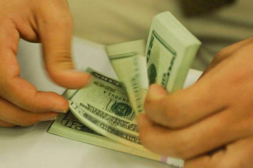 Dólar fecha acima de R$ 4,21 e bate novo recorde histórico
