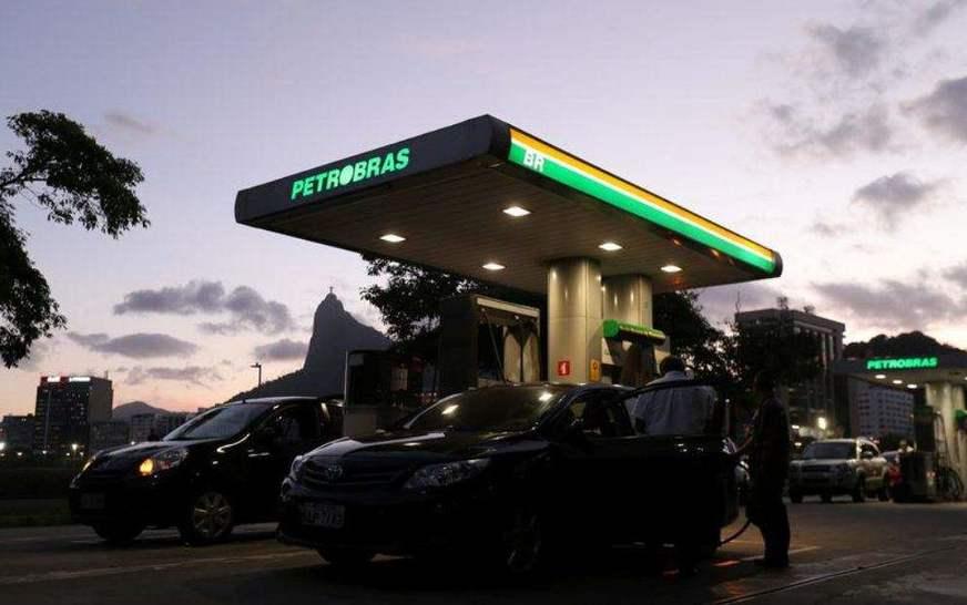 Petrobras eleva gasolina em 4% nas refinarias após alta do dólar