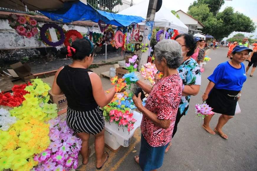 Feriado de Finados movimenta comércio de velas e ornamentação em Manaus