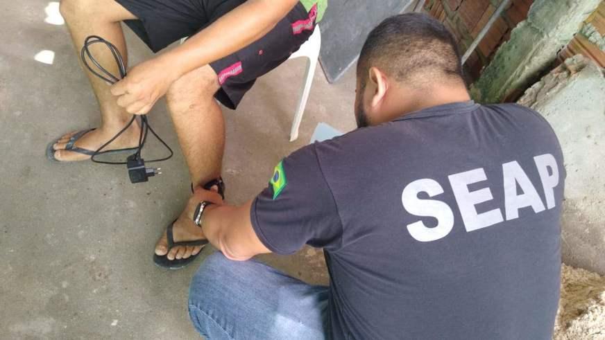 Presos com tornozeleira eletrônica recebem visita de agentes da Seap