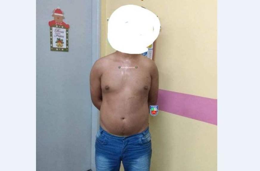 Homem é preso por agredir e ameaçar com uma faca a própria mãe