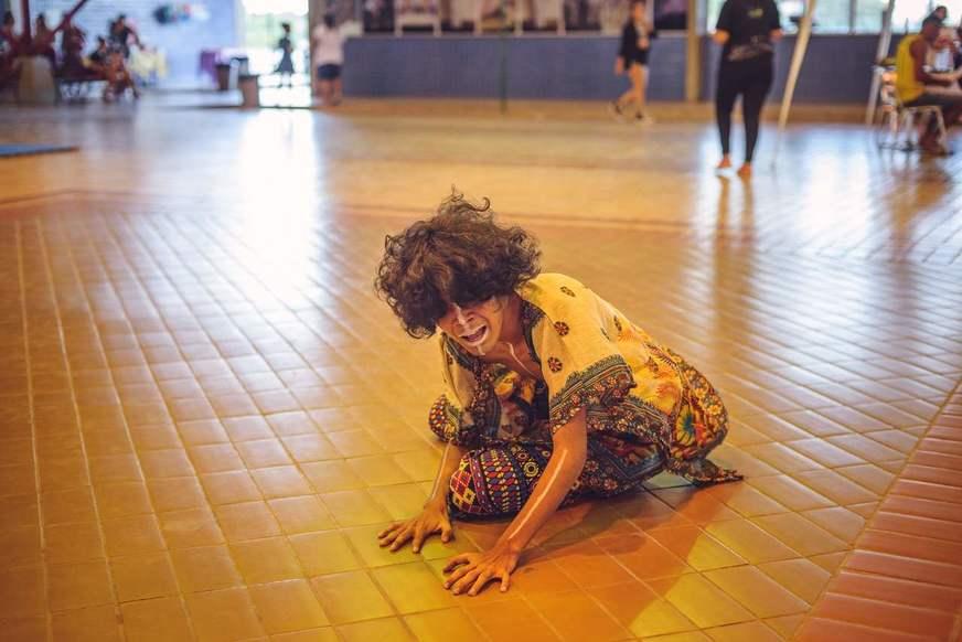 Jovem manauara apresenta performance sobre genocídio negro