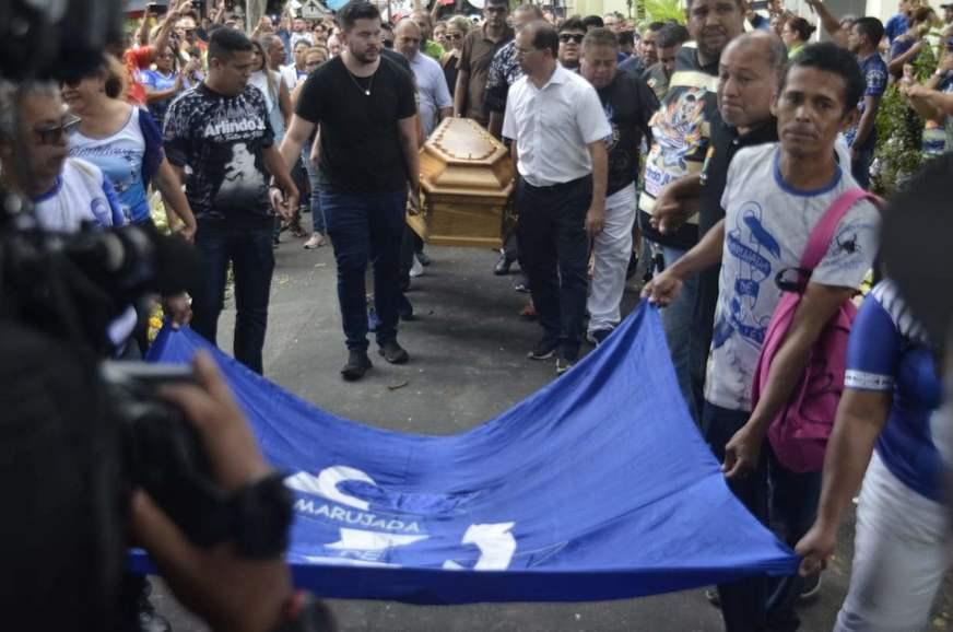 Sob aplausos, corpo de Arlindo Júnior é enterrado em Manaus