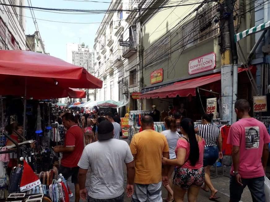 Centro de Manaus tem movimentação intensa em busca dos últimos presentes