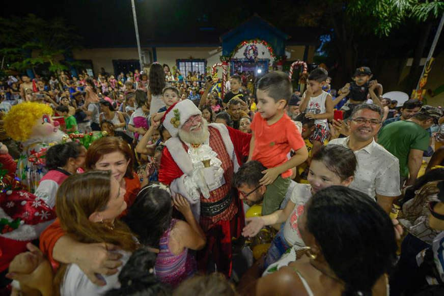 Chegada do Papai Noel anima parque da Criança com espetáculo de Natal