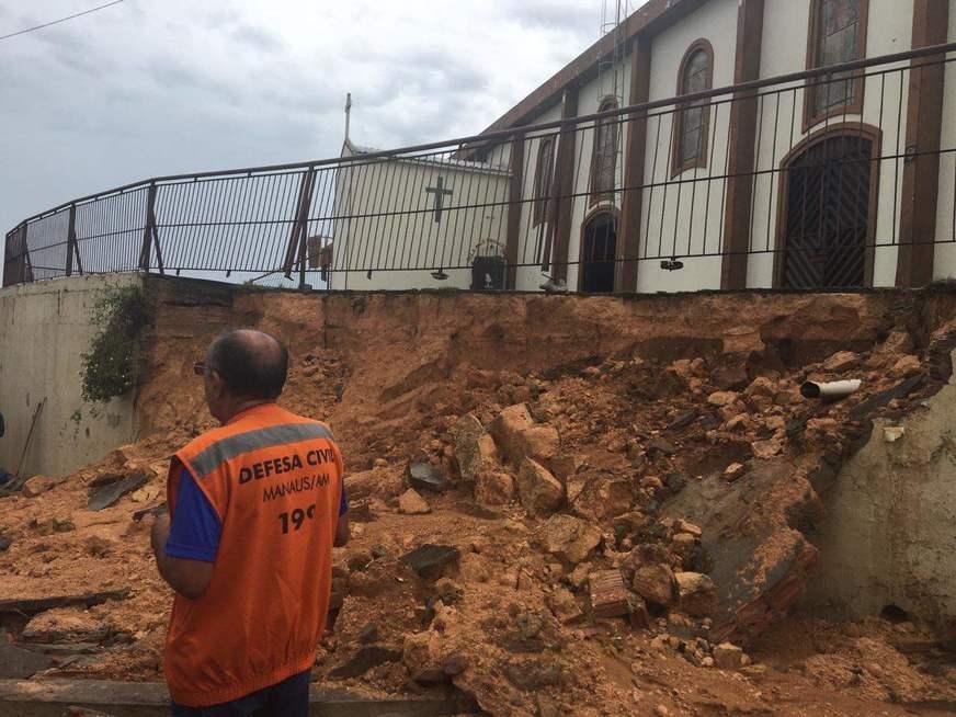 Chuva derruba muro de igreja e casa desaba em Manaus