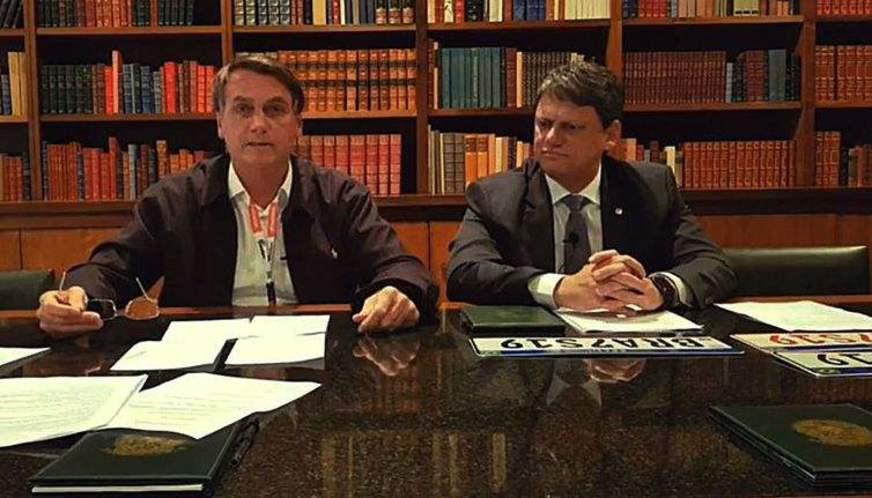 ‘Cada vez mais, o índio é um ser humano igual a nós’, diz Bolsonaro