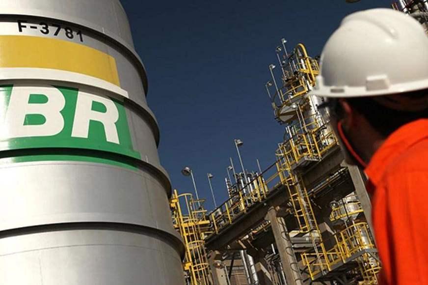 Petrobras reduz em 1,5% preço da gasolina para distribuidoras