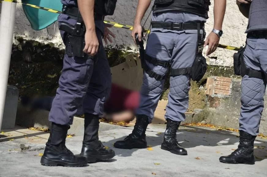 Homem é  executado em parada de ônibus no bairro Petrópolis