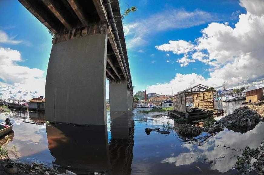 Trânsito de pedestres e de carros é interrompido na ponte do Educandos