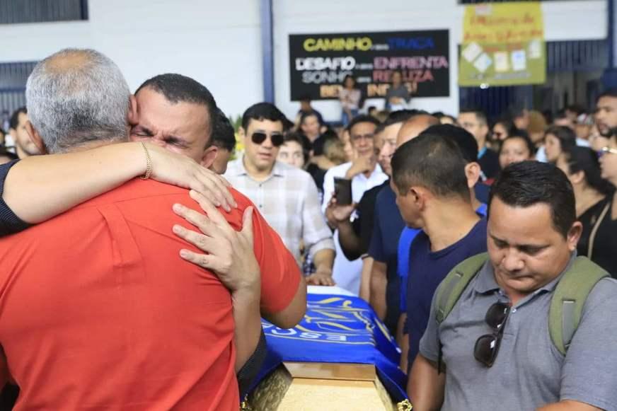 Comoção e palmas marcam velório de professor assassinado em Manaus