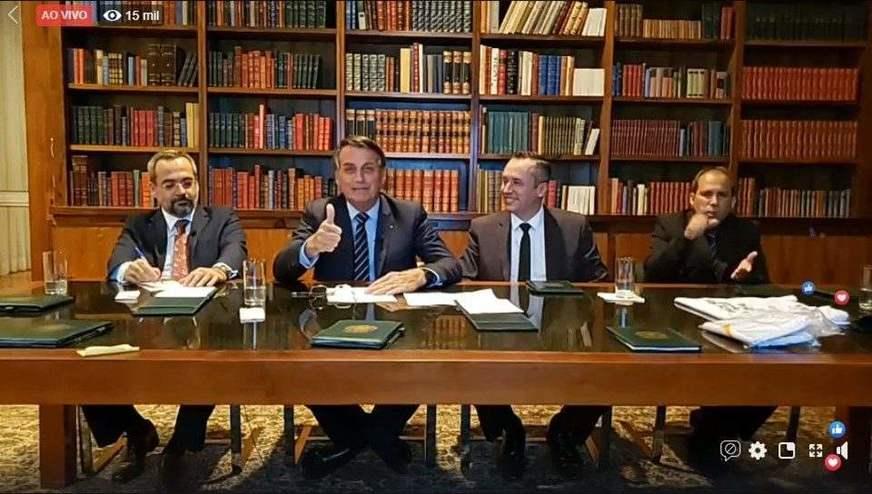 Professor da educação básica terá aumento de 12,8%, diz Bolsonaro