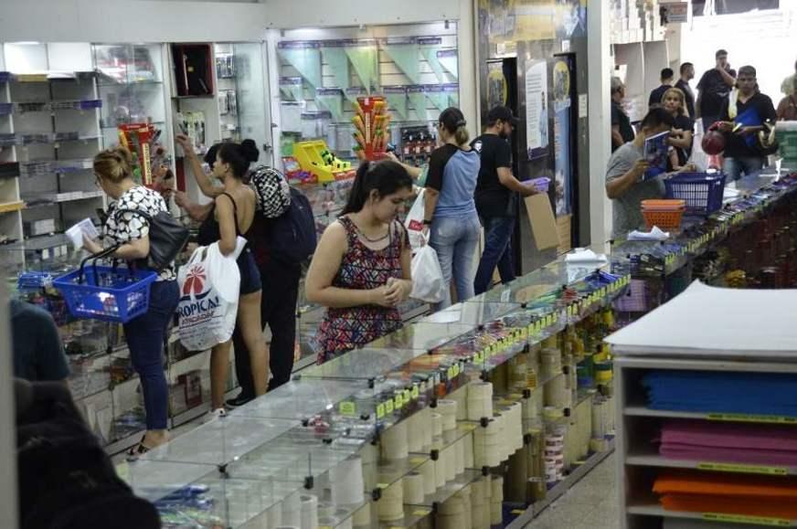 É preciso tomar cuidado com ‘abusos’ da lista de material escolar em Manaus