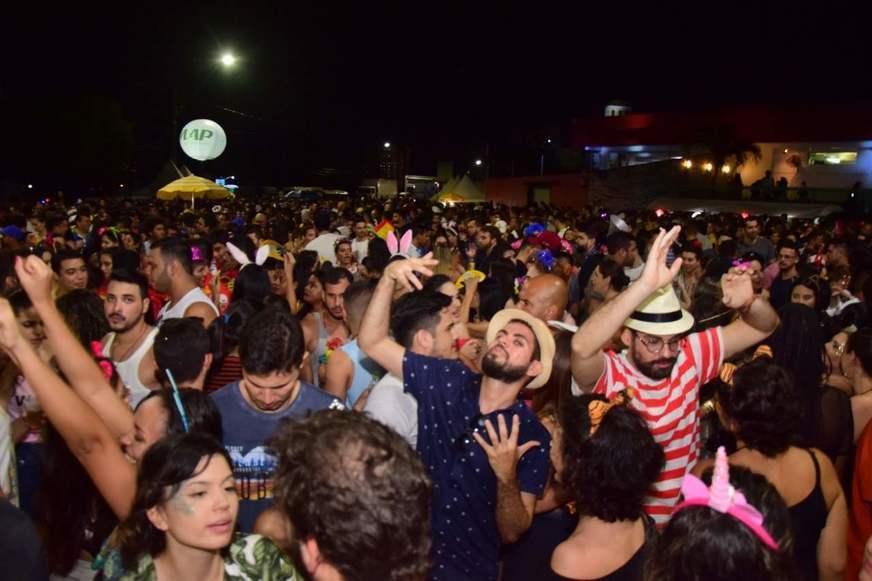 Blocos saem da avenida e abrigam a folia no ‘Circuito Vip de Carnaval’