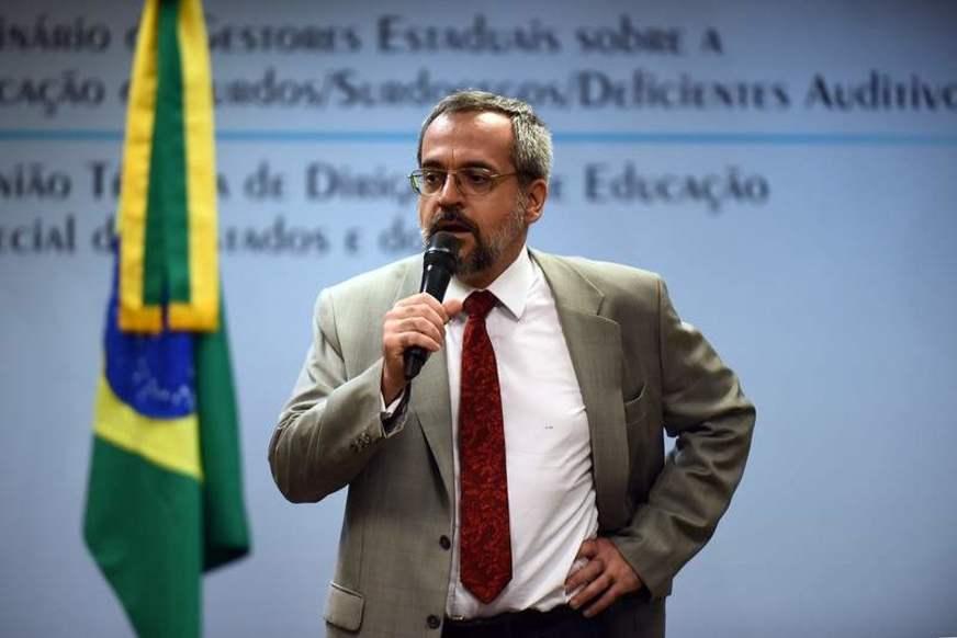 Um ministro e muitos problemas