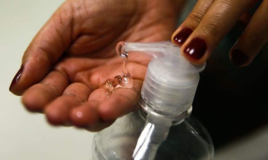 Álcool em gel é eficaz na prevenção ao coronavírus, afirma conselho