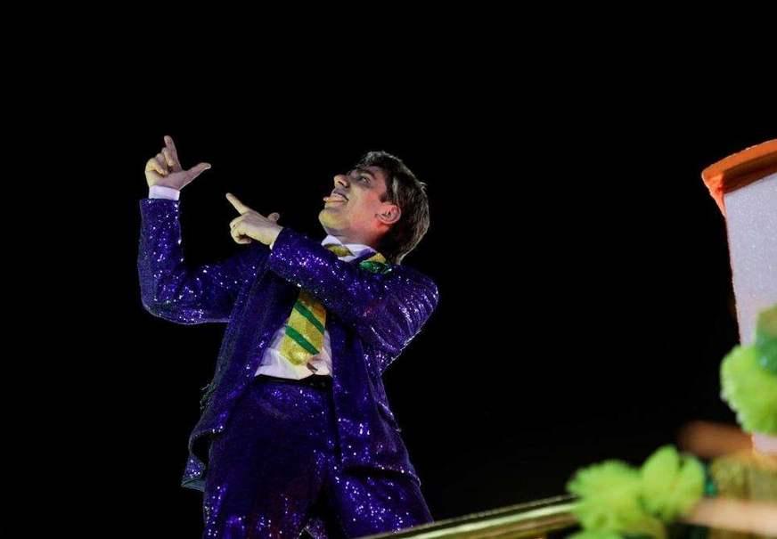 Bolsonaro é alfinetado em desfile de escolas de samba no Rio