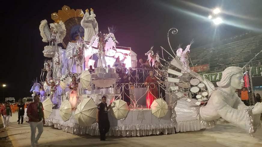 Vitória Régia fecha desfile com emoção em todos os sentidos