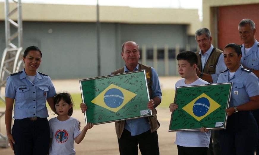 Brasileiros repatriados deixam quarentena na Base Aérea de Anápolis