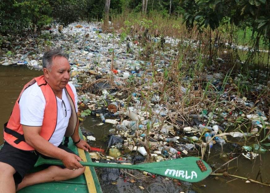 Lixo vindo do Peru invade rio do Amazonas e altera rotina de ribeirinhos