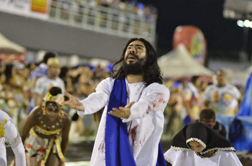 ‘Para Deus somos todos iguais’: Unidos do Alvorada versa em samba-enredo