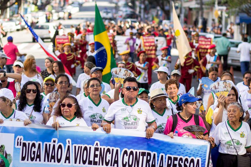 Idosos descem a avenida em ação de conscientização contra violência