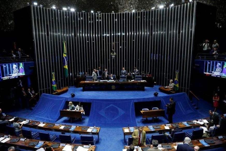 Randolfe apresenta projeto no Senado que zera PIS/Cofins de combustíveis