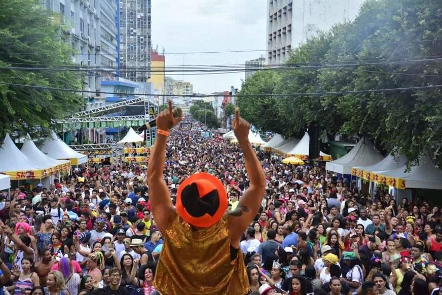 Sanitarista tranquiliza foliões sobre risco de coronavírus no carnaval