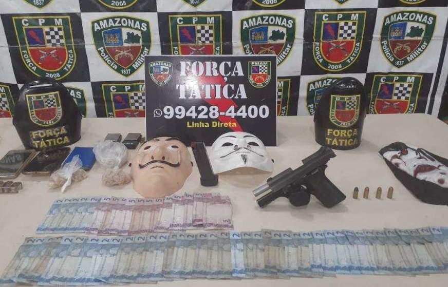 Homem é preso com arma, droga e máscaras em beco no Educandos