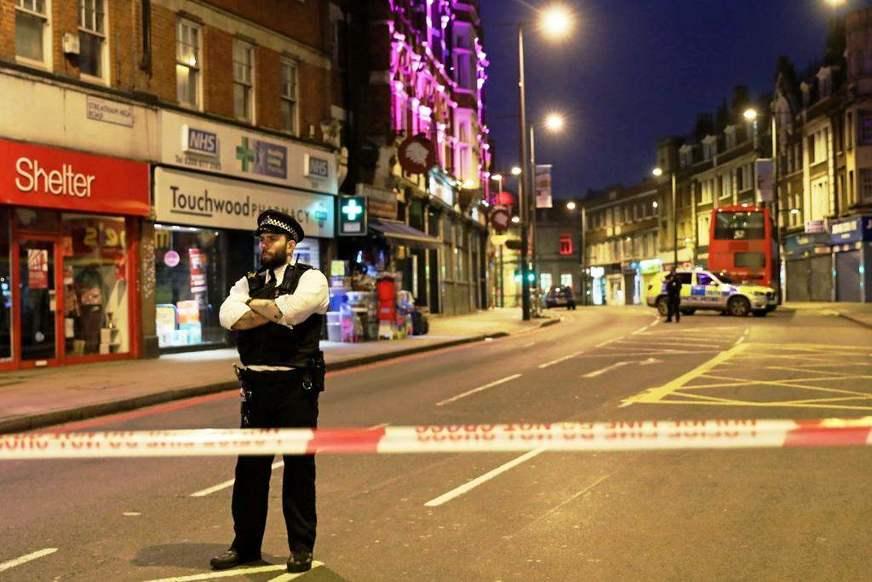 Ataque com faca em Londres deixa dois feridos e polícia mata agressor
