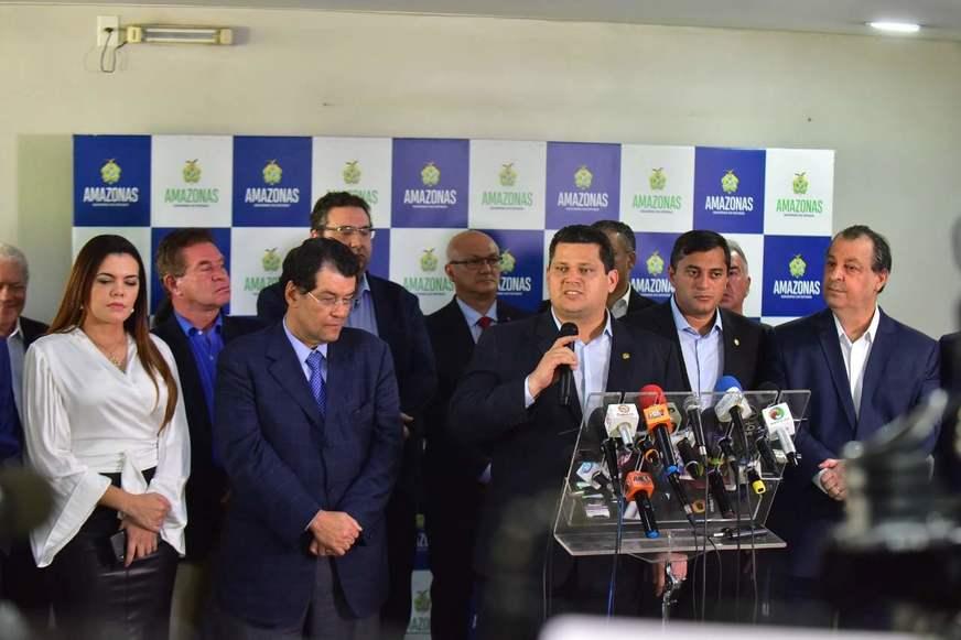 Wilson Lima entrega proposta de reforma tributária a presidente do Senado