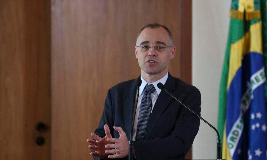 Bolsonaro nomeia André Mendonça para a Justiça e Ramagem para a PF
