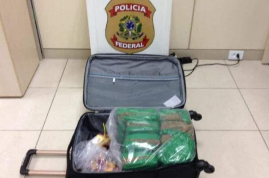 Polícia Federal apreende 8 tabletes de droga em mala no Eduardo Gomes