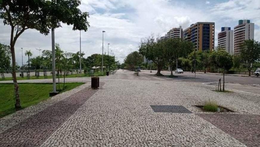 Praia da Ponta Negra tem iluminação reduzida e segue interditada