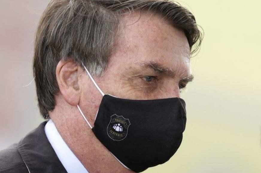 Bolsonaro sanciona ajuda a Estados e municípios e veta aumento de servidores