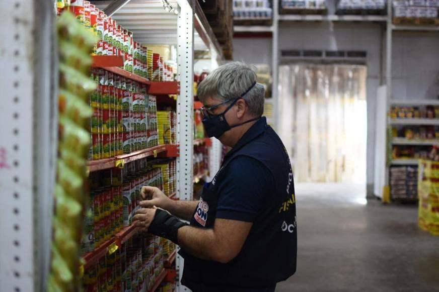 Procon apreende mais de 100 quilos de alimentos com validade vencida em supermercado