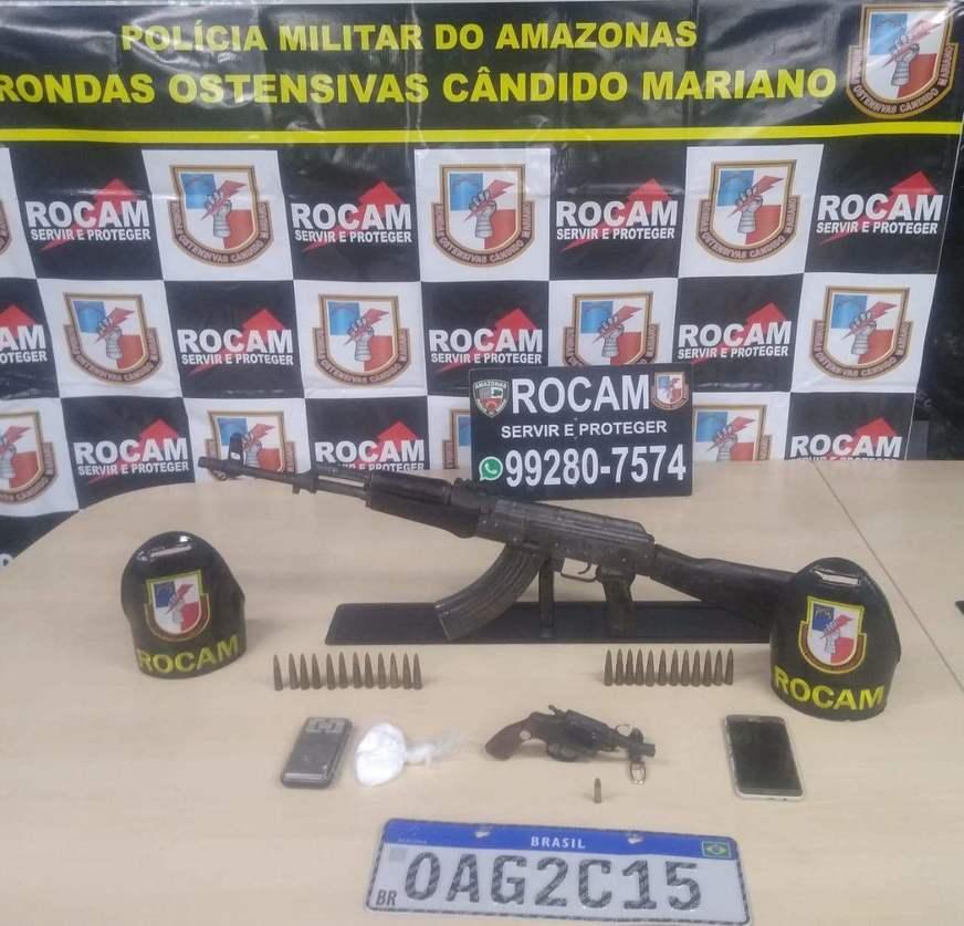 Dupla é presa com fuzil AK-47 e munições em comunidade do Tarumã
