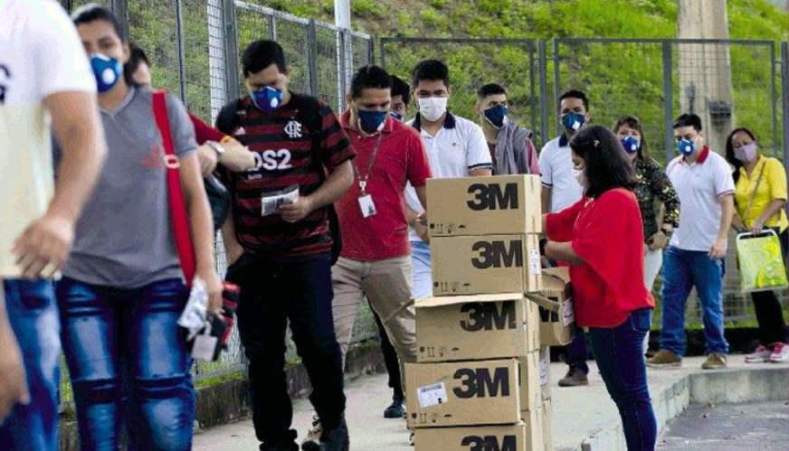 Indústrias no Amazonas distribuem álcool em gel e máscaras para funcionários