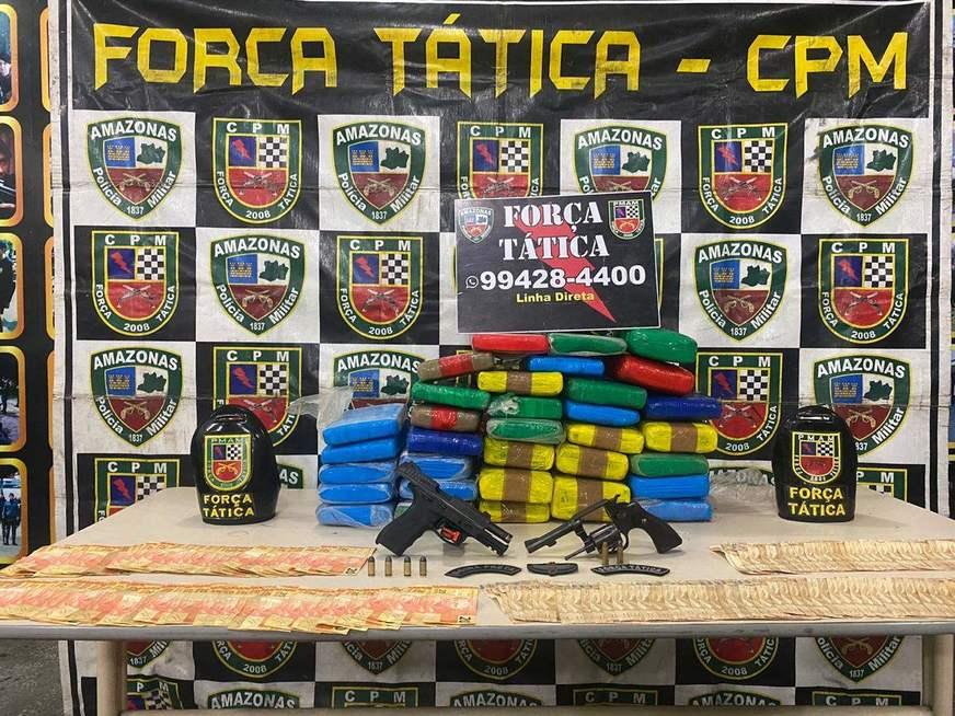 Policiais da Força Tática prendem quarteto com armas e drogas em Manaus