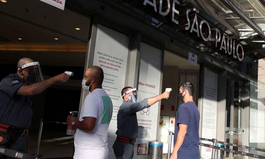 Varejo recua 16,8% de março para abril, diz IBGE