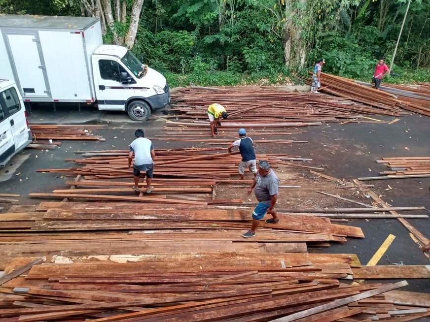 Madeira apreendida durante fiscalização é doada para indígenas do AM